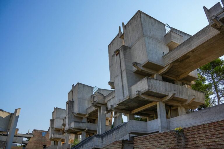Cimitero 02970 - dimensioni grandi