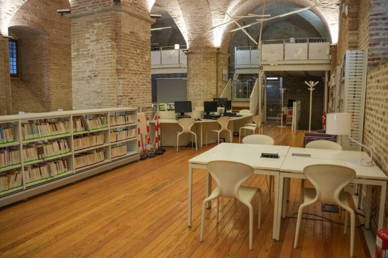 Biblioteca Comunale Planettiana 01870 - dimensioni grandi