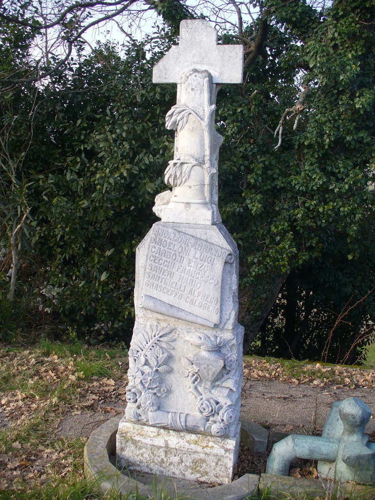 Cippo e Monumento ai Martiri della Libertà 2