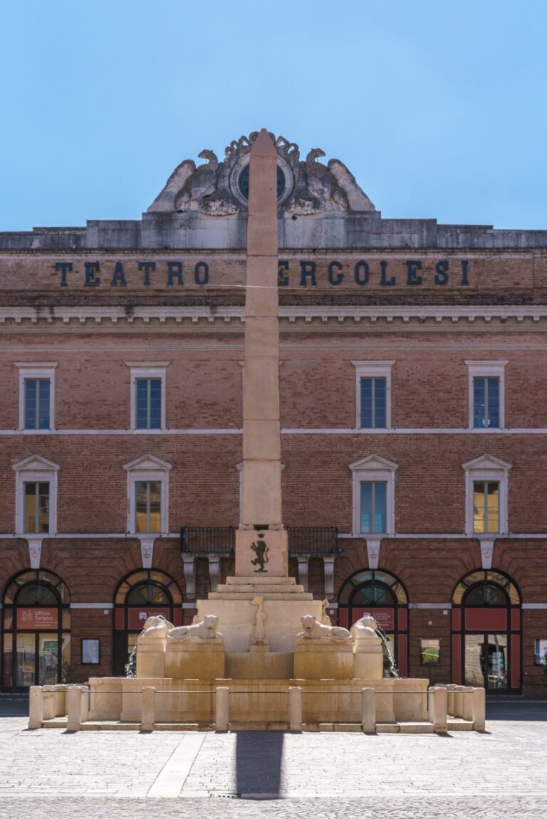 Piazza della Repubblica con facciata Teatro Pergolesi Foto A. Scaglione - dimensioni grandi