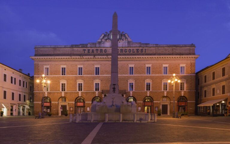 Piazza della Repubblica e facciata Teatro Pergolesi 3 Foto A. Scaglione - dimensioni grandi