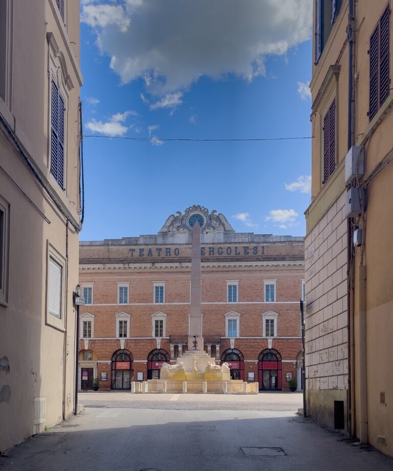 Piazza della Repubblica facciata Teatro Pergolesi Foto A. Scaglione - dimensioni grandi