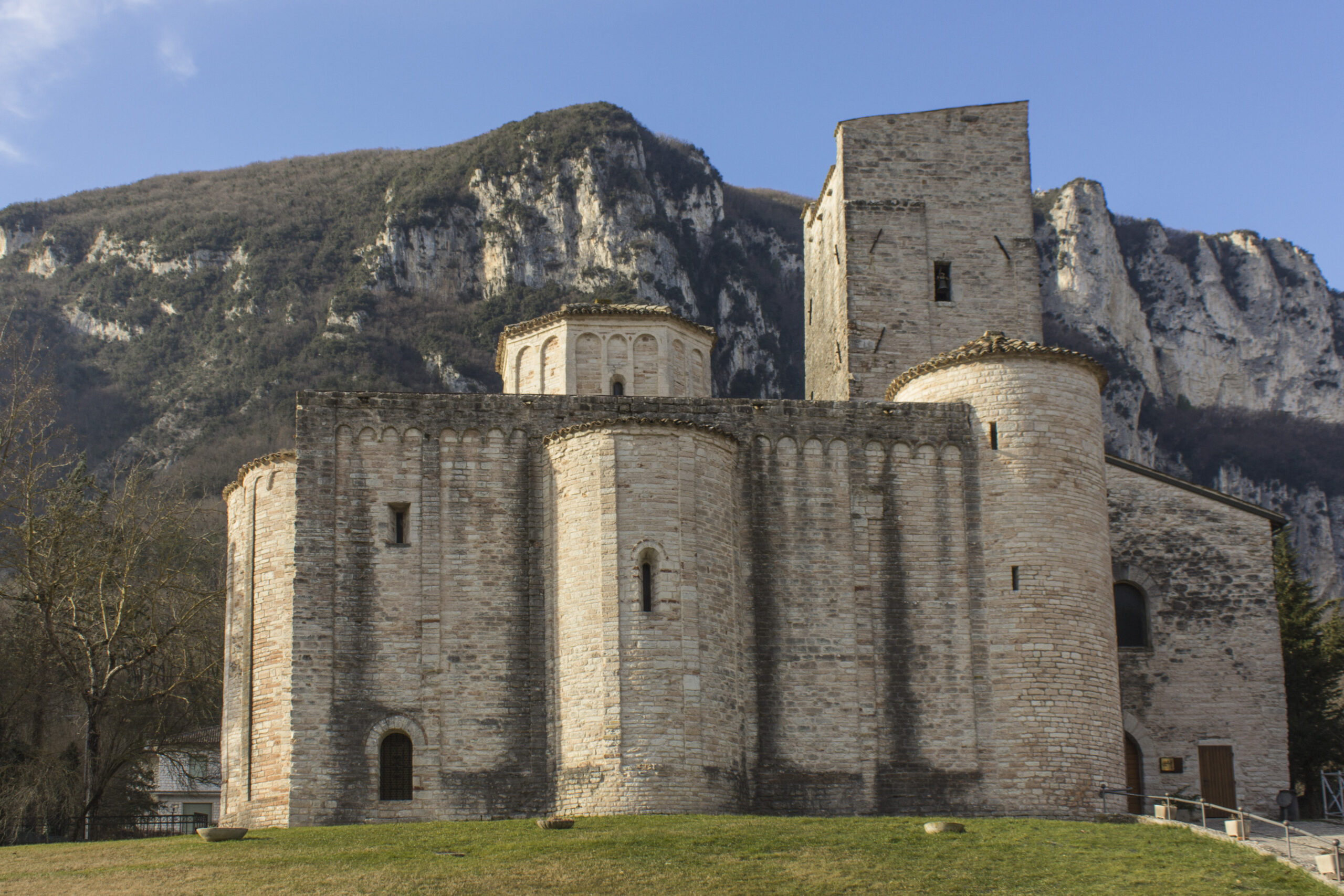 Abbazia di San Vittore delle Chiuse, Genga
